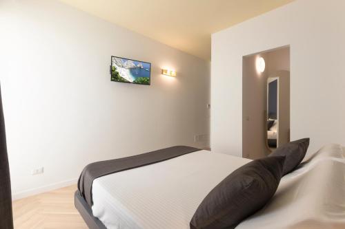 Una cama o camas en una habitación de Metropolitan Suites