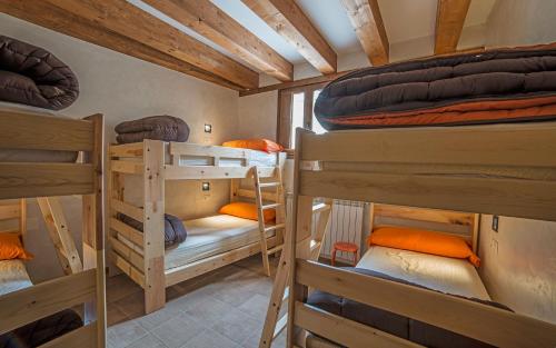 a room with three bunk beds in a cabin at Santa Brigida - Real 1 in Hontanas