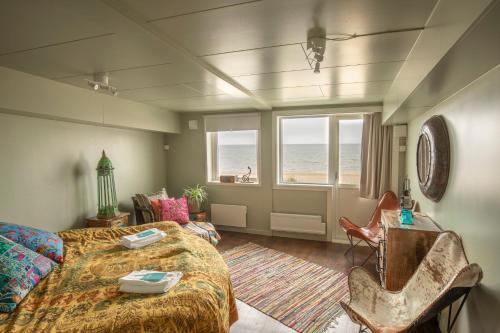 Llit o llits en una habitació de FlipFlop Beach Bar & Rooms