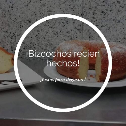 einen Teller mit einem Stück Kuchen auf dem Tisch in der Unterkunft Hotel Moya in Navalmoral de la Mata