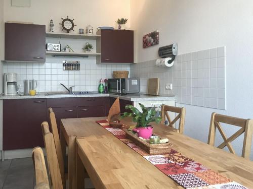 A kitchen or kitchenette at Am Altstadt - Yachthafen