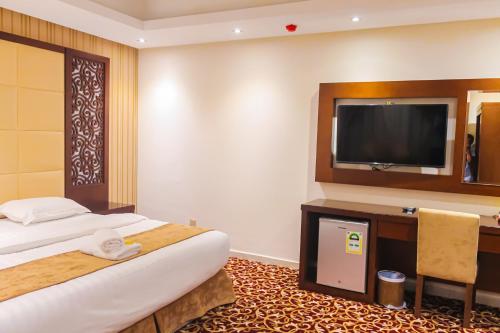 سرير أو أسرّة في غرفة في عيون المملكة للأجنحة الفندقية 2