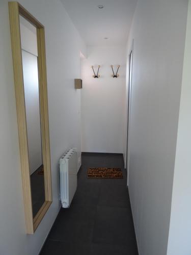 - un couloir avec un miroir et un réfrigérateur dans la chambre dans l'établissement Côte et Mer, à Le Portel