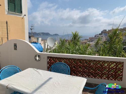 einen Balkon mit einem Tisch, Stühlen und Meerblick in der Unterkunft Magi - Appartamento Mimosa in Ponza