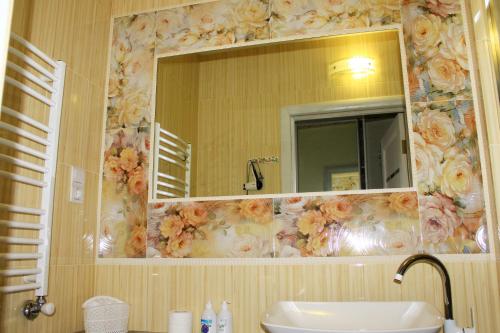 a bathroom with a sink and a mirror at Kvasova Voda in Polyana