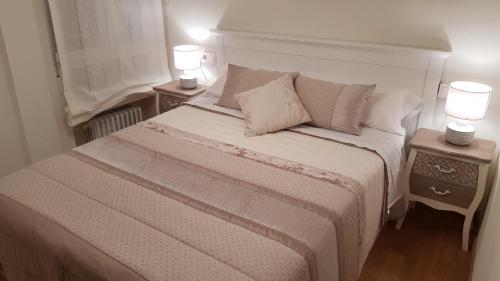 A bed or beds in a room at El Escondite de Hurlé