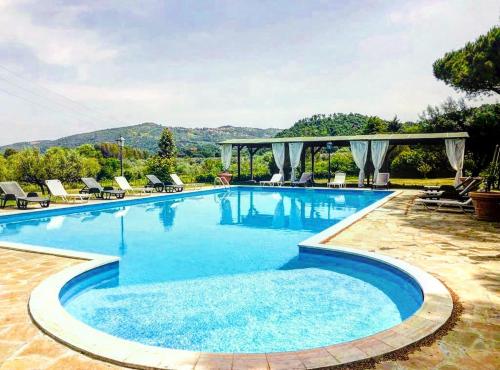 A piscina localizada em La Carrozza d'Oro ou nos arredores