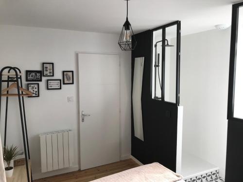 um quarto com uma porta em preto e branco e um espelho em Appartement au coeur du quartier historique em Vannes