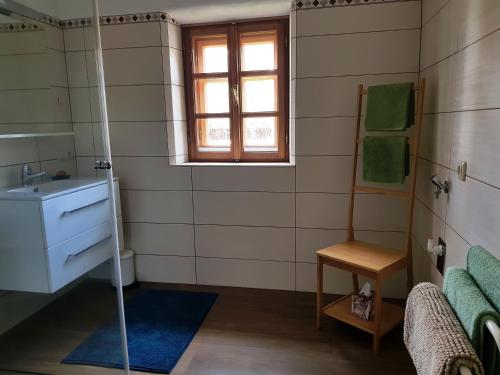 uma casa de banho com um lavatório e uma janela em Ferienappartement am Leisnitzbach em Tamsweg