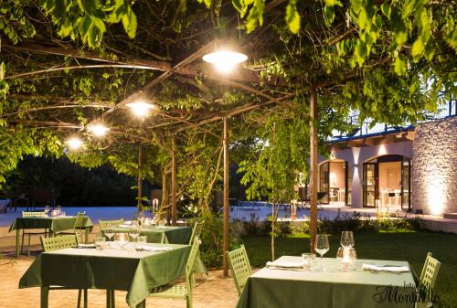 a group of tables with green tablecloths at Agriturismo Fattoria di Monticello in San Venanzo