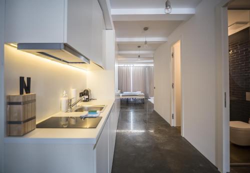 Cucina o angolo cottura di Nena Apartments Metropolpark Berlin - Mitte -Adult Only
