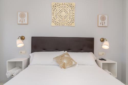 トレモリノスにあるOla Blanca Apartmentのベッドルーム(白いベッド、枕付)