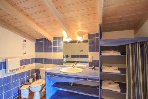 uma casa de banho com um lavatório e um WC em Villa Boubouki em Évyiros