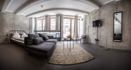sala de estar con sofá y TV en Nena Apartments Metropolpark Berlin - Mitte -Adult Only, en Berlín