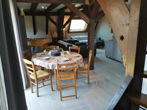 een eetkamer met een tafel en stoelen in een kamer bij Gîte Les papillons in Ribeauvillé