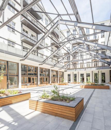 un’immagine di un edificio con soffitto in vetro di Nena Apartments Metropolpark Berlin - Mitte -Adult Only a Berlino