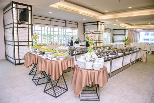 Grand Howard Hotel Bangkok tesisinde bir restoran veya yemek mekanı
