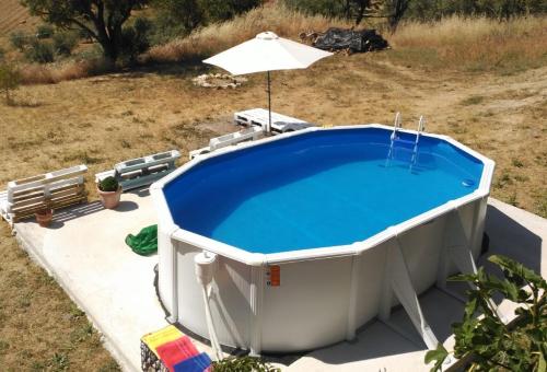 O vedere a piscinei de la sau din apropiere de El Asno Azul