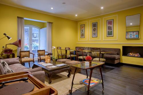 a living room filled with furniture and a fireplace at Caruso Place Boutique & Wellness Suites in Naples