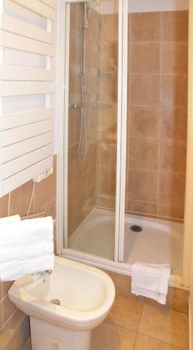 une salle de bain avec une douche, des toilettes et un lavabo dans l'établissement Latin Quarter - Saint Michel Unit 004, à Paris