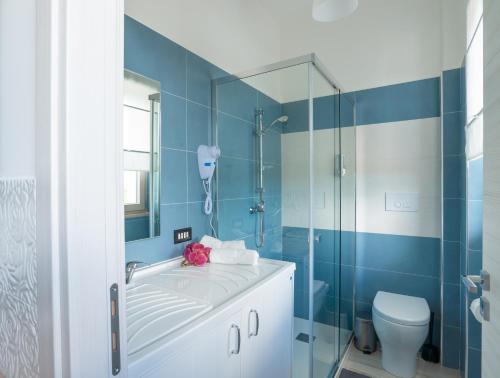 La salle de bains est pourvue d'un lavabo, d'une douche et de toilettes. dans l'établissement Benvenuti in puglia B&B, à Crispiano