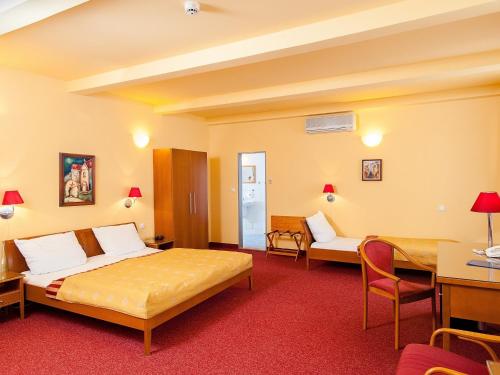 Pokój hotelowy z łóżkiem i biurkiem w obiekcie Cloister Inn Hotel w Pradze
