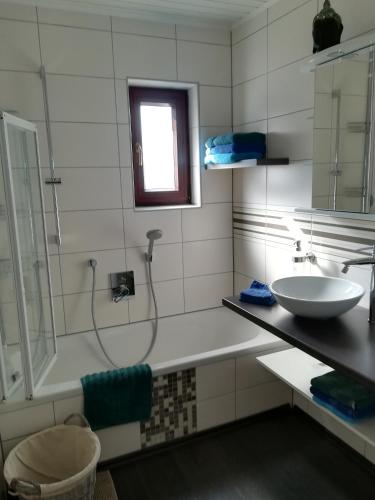 a bathroom with a sink and a shower at Die Galerie - Ferienwohnung in Merkendorf