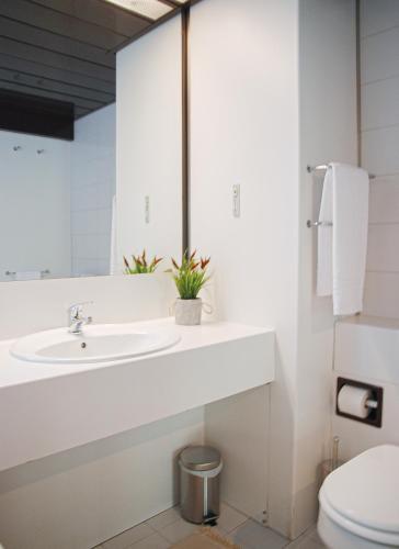 a bathroom with a sink and a toilet at Home & Pet - Fiori in Basiglio