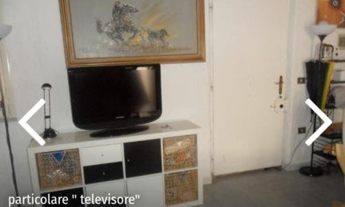 TorpèにあるResidenza Margheritaのテレビ(客室内のキャビネットの上に設置)