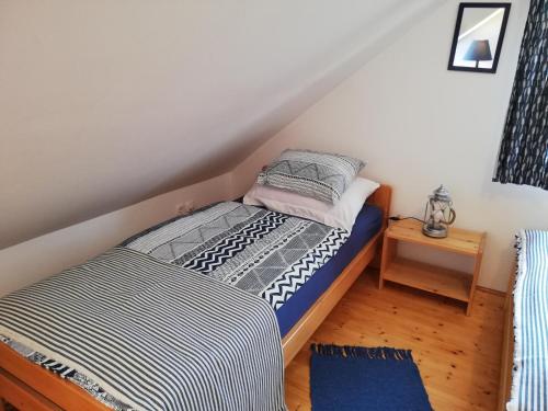 Una cama o camas en una habitación de Liliomfa apartman