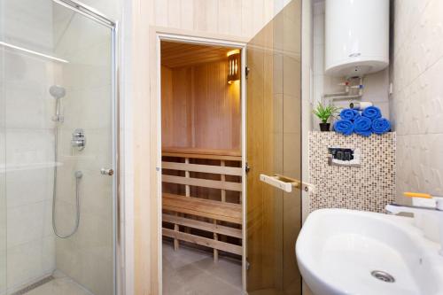 y baño con ducha, lavabo y aseo. en NEW Spa Centrе Apartments Kirova en Minsk