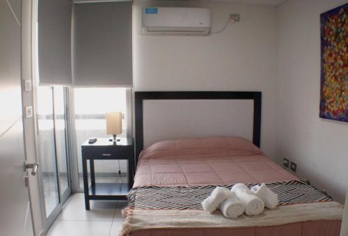 1 dormitorio con 1 cama con 2 toallas en Maria Reina en Córdoba