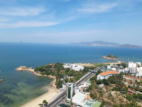 uma vista aérea de uma cidade e do oceano em Nha Trang Moony Hotel em Nha Trang