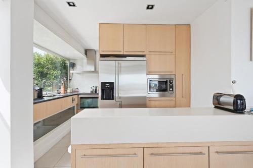 A kitchen or kitchenette at Veeve - Grenelle Aspect
