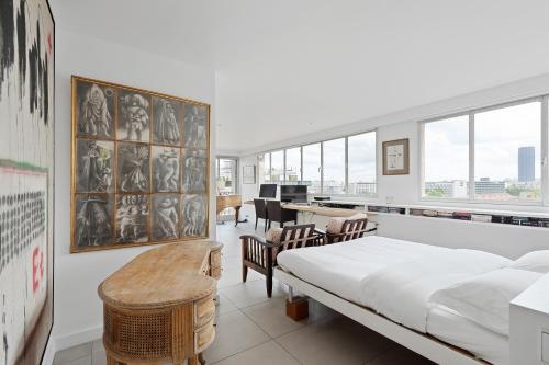une chambre avec un lit et un bureau dans l'établissement Veeve - Grenelle Aspect, à Paris