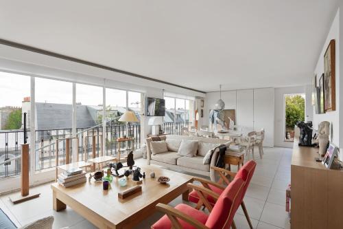 un salon avec un canapé et une table dans l'établissement Veeve - Grenelle Aspect, à Paris