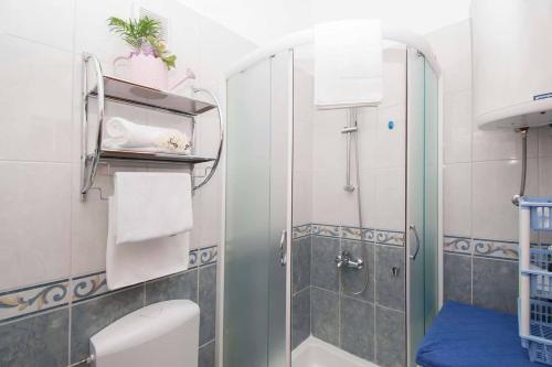 y baño con ducha y aseo. en APARTMAN MILETIĆ, en Makarska