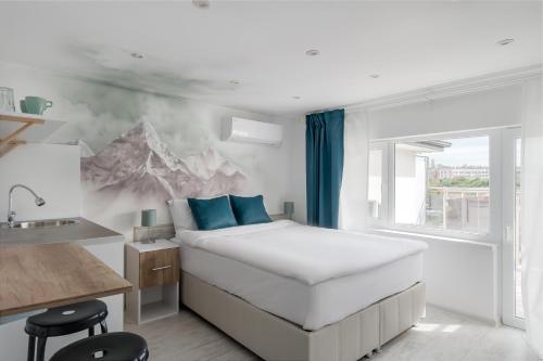 um quarto com uma cama com um mural de montanha na parede em GRAMADA Guest House em Kŭrdzhali