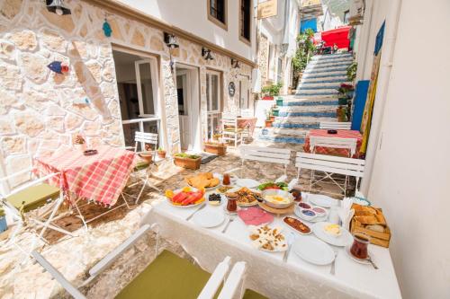 uma mesa com comida no pátio em Old Kalamaki Pansiyon em Kalkan