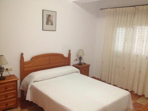 Giường trong phòng chung tại Apartamentos Sol Andaluz
