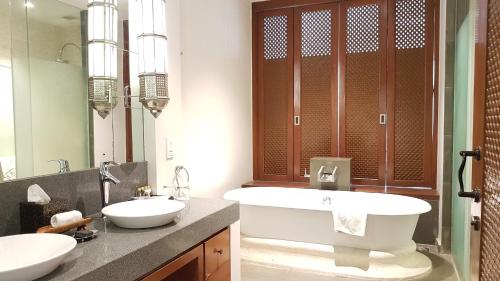 baño con 2 lavabos y bañera grande en Taj Bekal Resort & Spa, Kerala, en Bekal