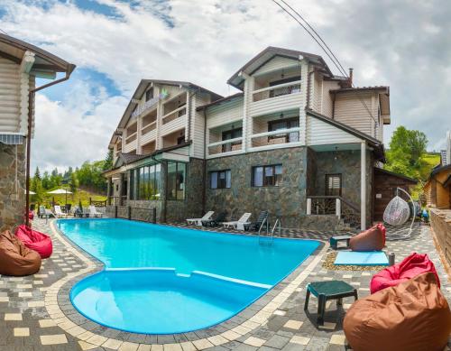 Bazén v ubytování Whiteberry hotel nebo v jeho okolí
