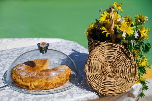 a glass plate with a donut on a table with a basket at Hotel Eden in Carovigno