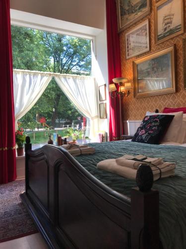 Säng eller sängar i ett rum på Kungsgatans Gryta & Hotell