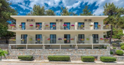 Gallery image of Tosca Beach Hotel in Paleo Tsifliki