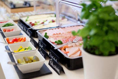 un buffet con diferentes tipos de comida en una mesa en Haus Renée, en Podersdorf am See