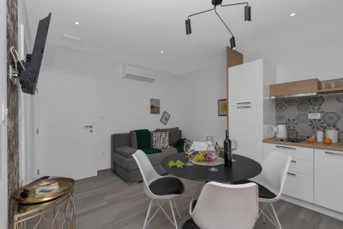 Dapur atau dapur kecil di Apartments Strada Tučepi