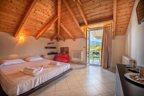 Ένα ή περισσότερα κρεβάτια σε δωμάτιο στο Helios Maisonette