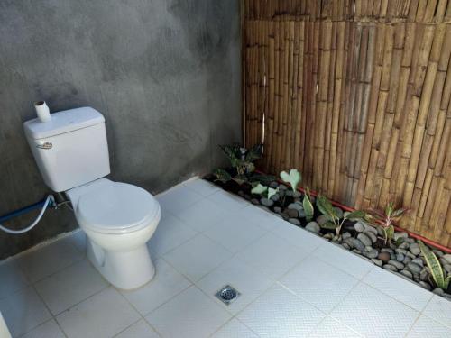 a bathroom with a toilet in a room at SEE-KEE-HOR Cafe and Hostel in Siquijor