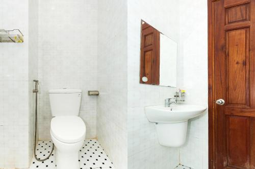 een badkamer met een toilet en een wastafel bij Khánh Vinh Hotel in Da Nang